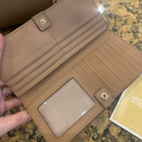 MK Selma MD Satchel with matching wallet - Picture 9 of 12